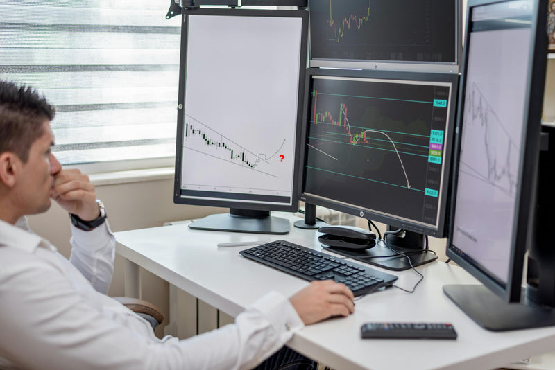 Trading setup with multiple monitors showing forex charts. Image: Pexels / AlphaTradeZone